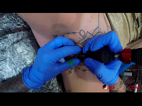 ❤️ Itin tatuiruota karšta Sully Savage gavo tatuiruotę ant savo klitorio Dulkinimo video prie lt.assistirhentai.ru ️❤